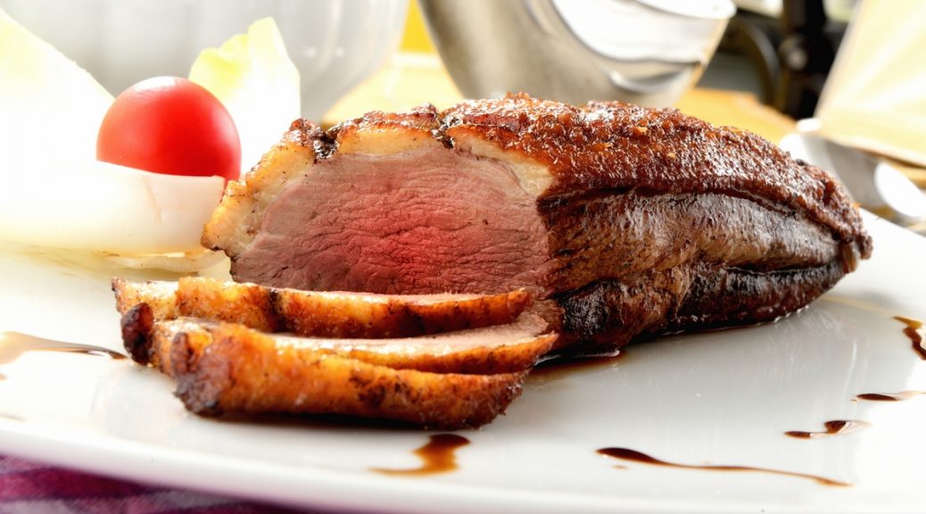 magret de canard présenté dans une assiette