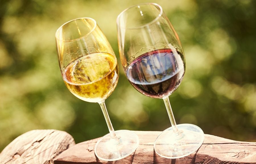 verres de vin rouge et de vin blanc