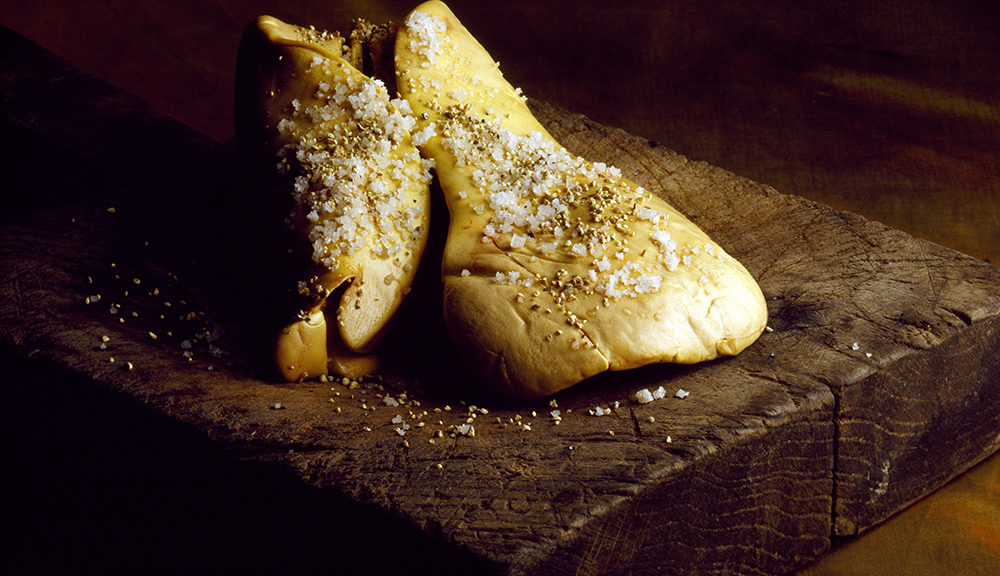 foie gras de canard ipg gers sur une planche en bois rustique