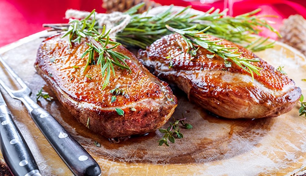 magret de canard des fleurons de lomagne cuits sur une planche en bois